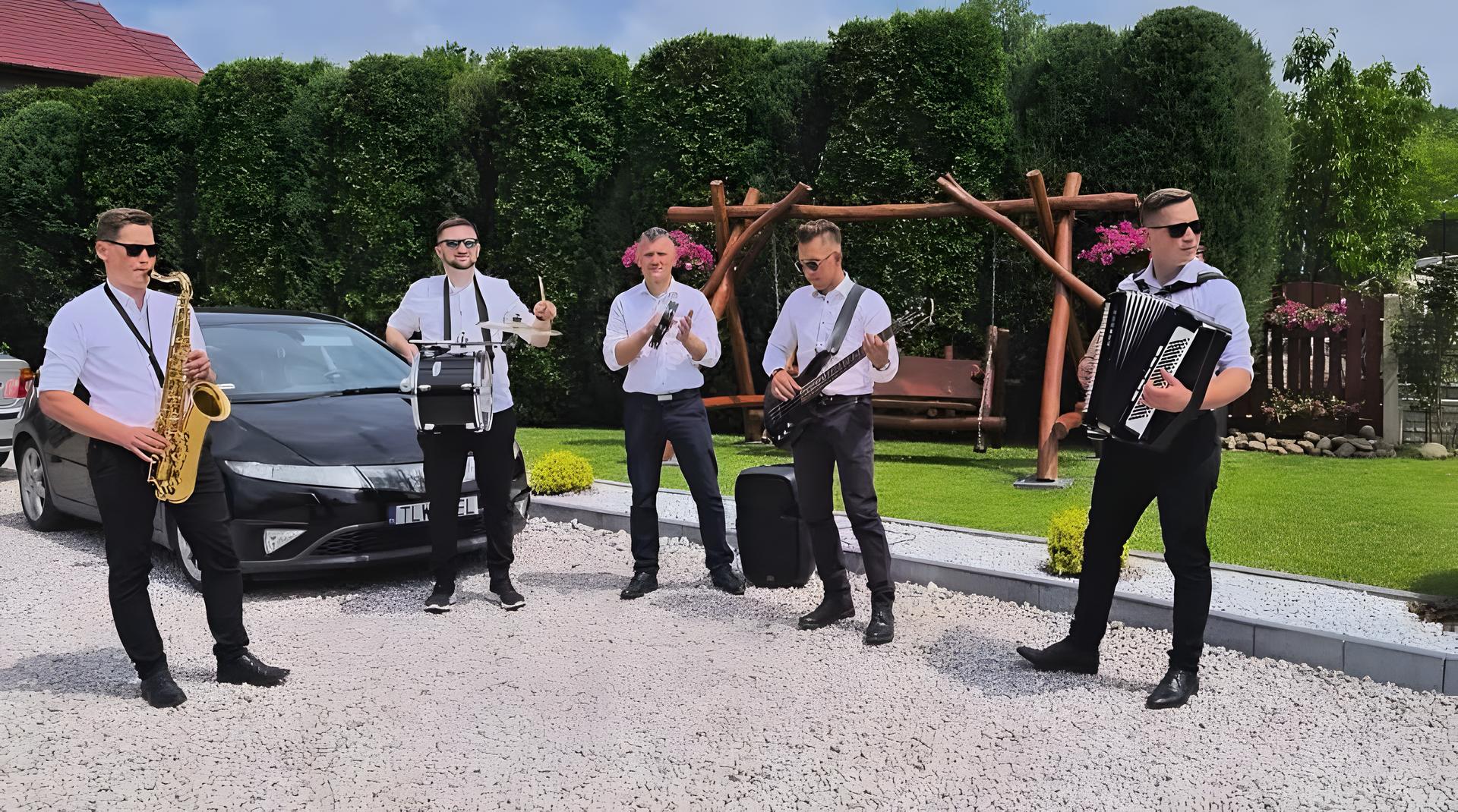 Grupa Stereo w ogrodzie: saksofon, werbel, tamburyn, gitara basowa i akordeon