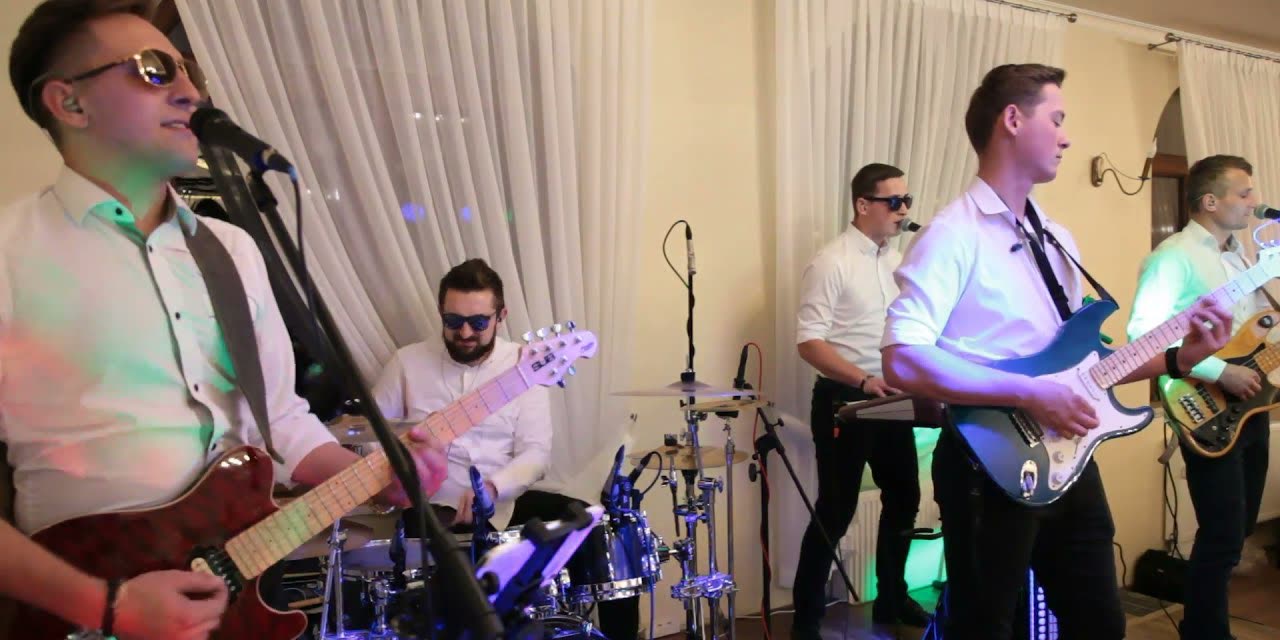 Muzycy Grupy Stereo grający na weselu: gitara, perkusja, klawisze, gitara i bas